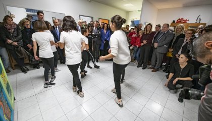 Adolescentes dansants, inauguration Maison des Adolescents