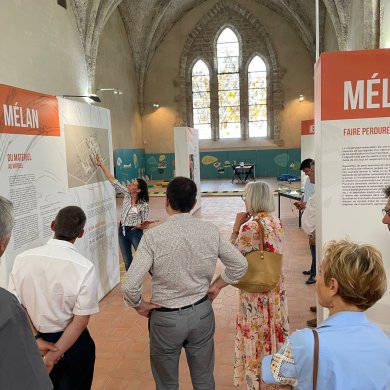 Des personnes visitent l'exposition à la chartreuse de Mélan. 