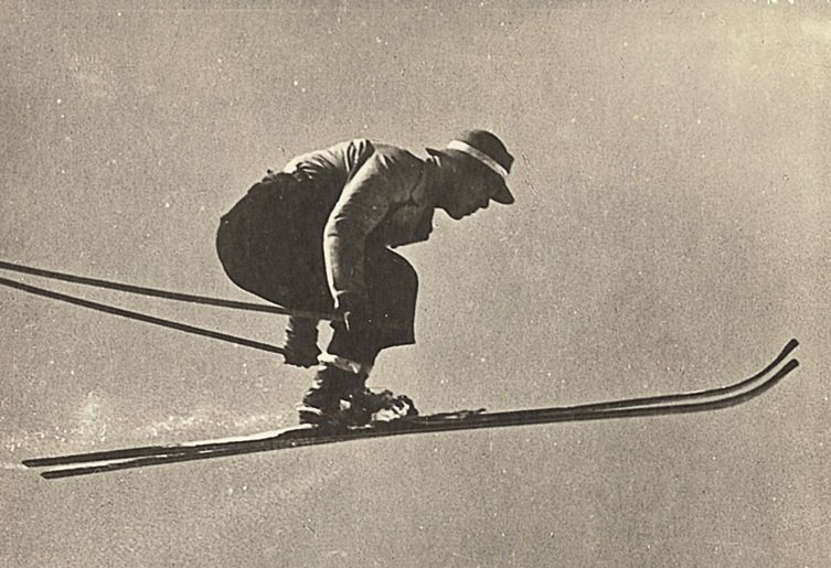 Image d'archive d'un athlète faisant du ski.