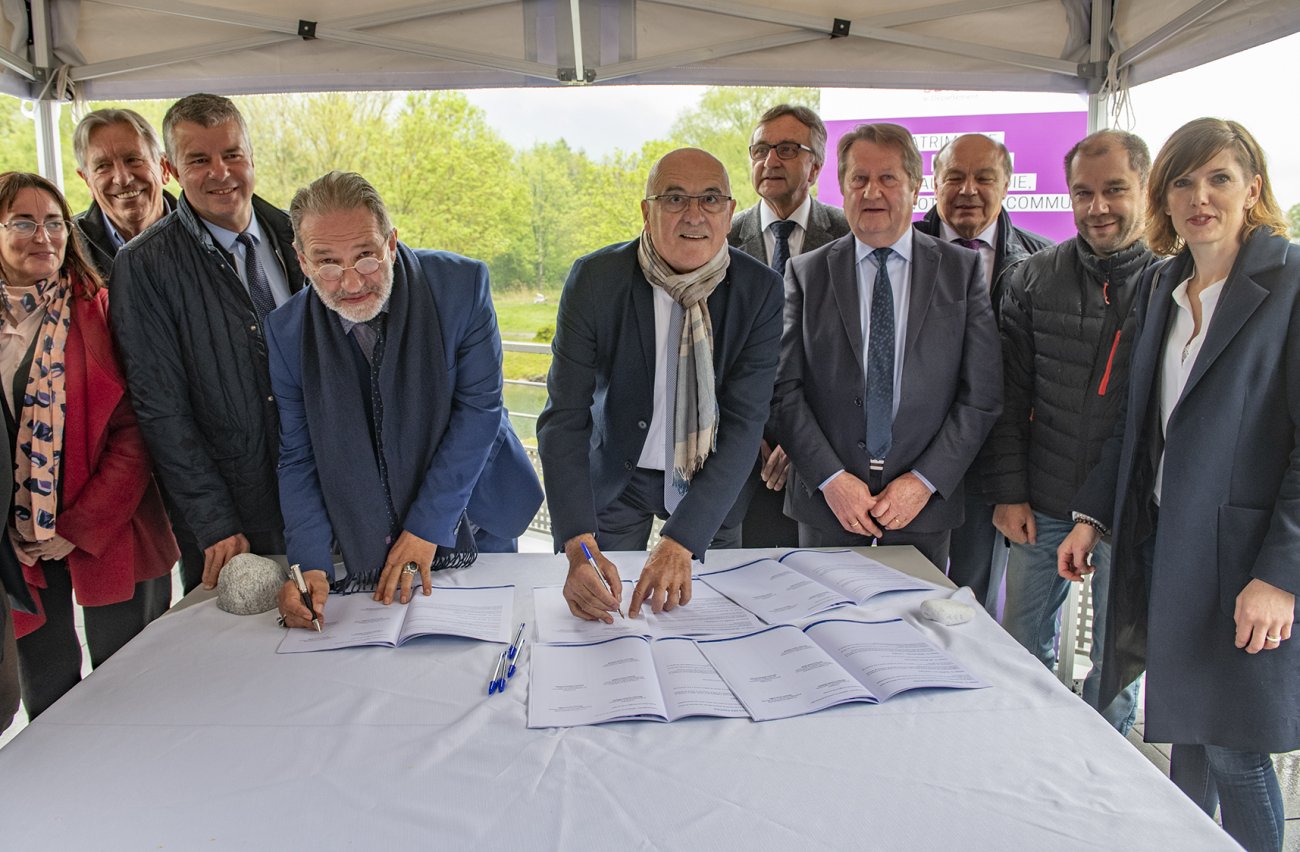 Christan Monteil signe avec le Syndicat mixte d’aménagement de l’Arve et de ses affluents, un contrat de territoire « espaces naturels sensibles ».