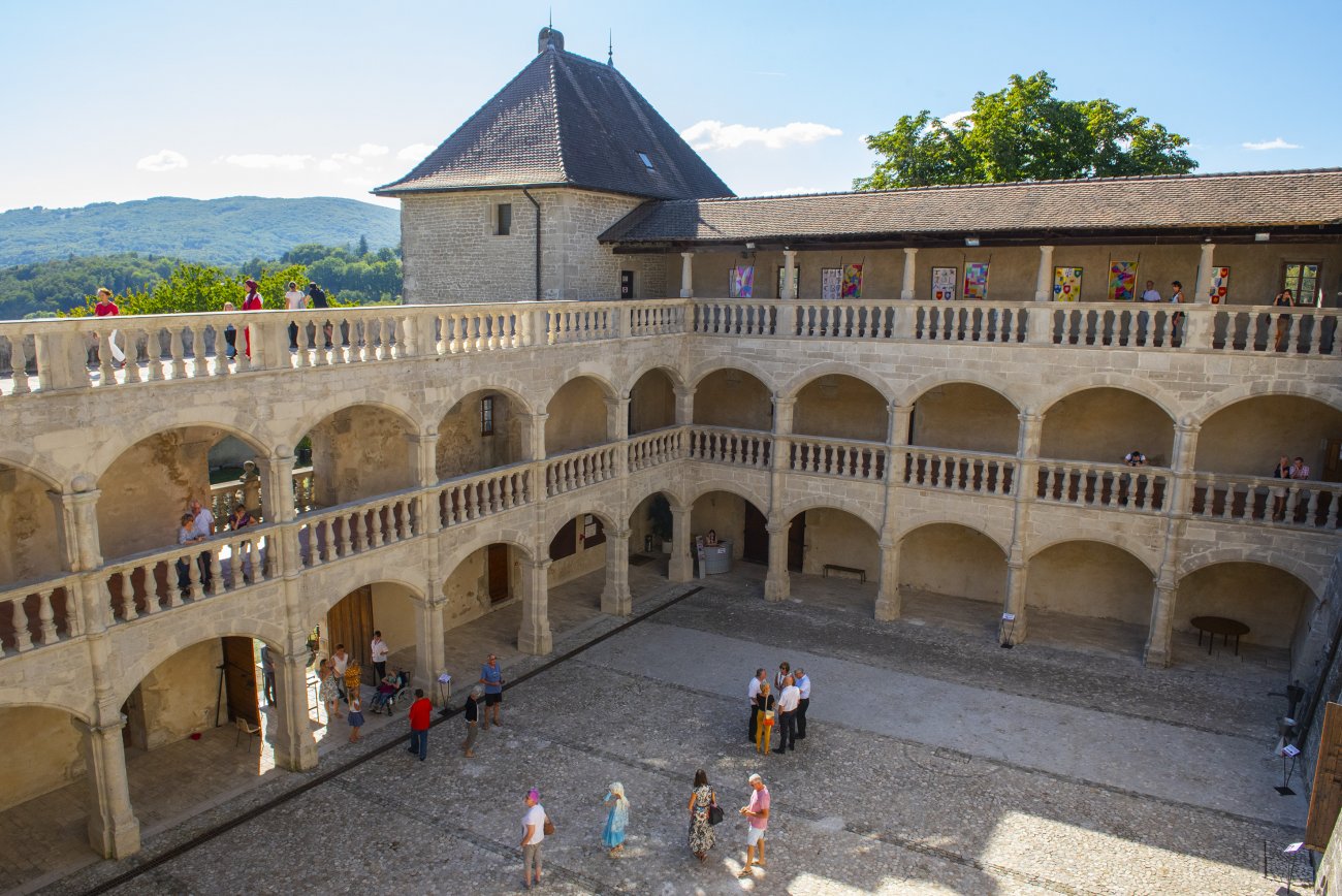 Cour intérieure du château de Clermont