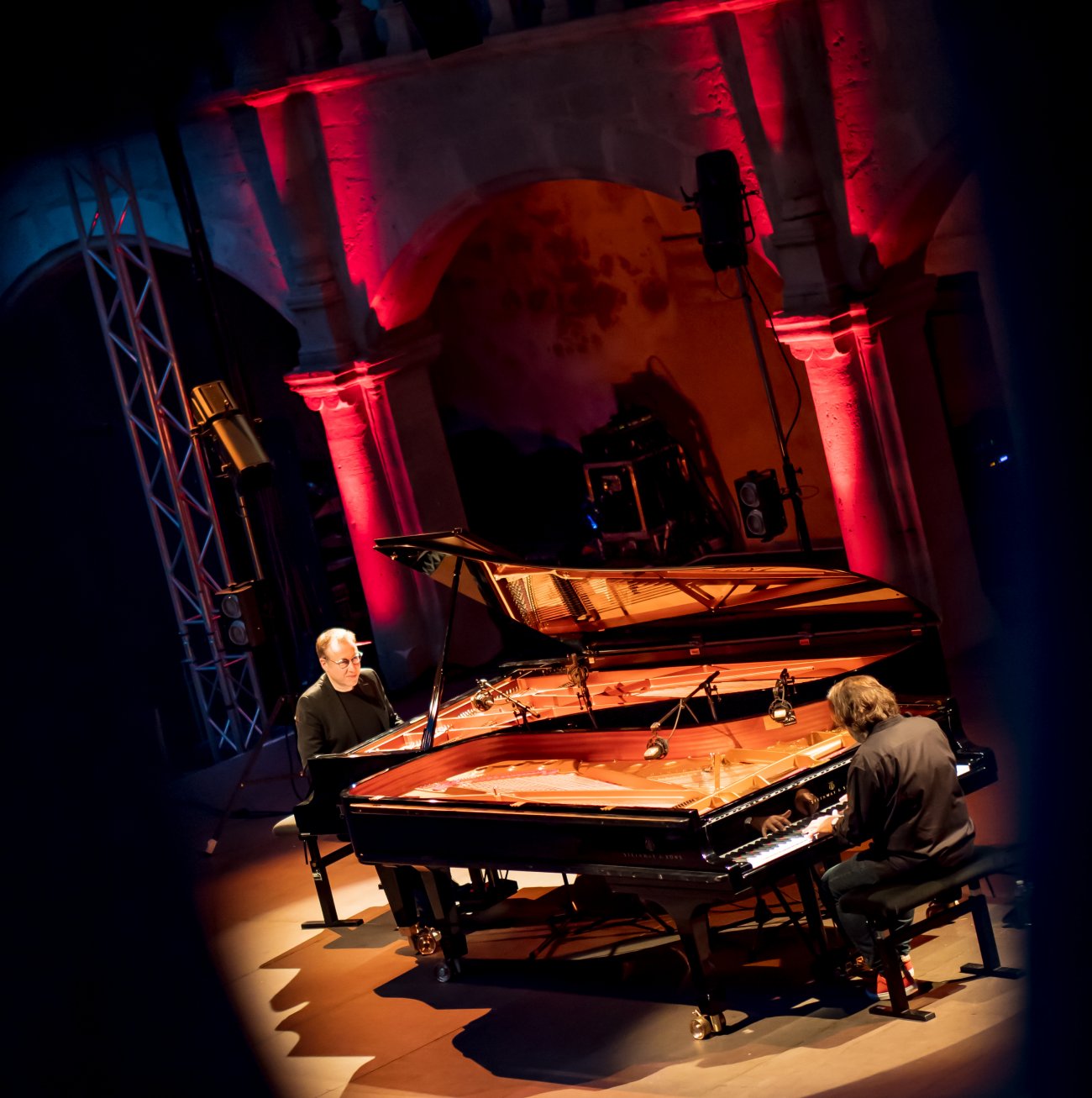 Les pianistes Jean-François Zygel et André Manoukian en concert au château de Clermont le 6 juillet 2019.