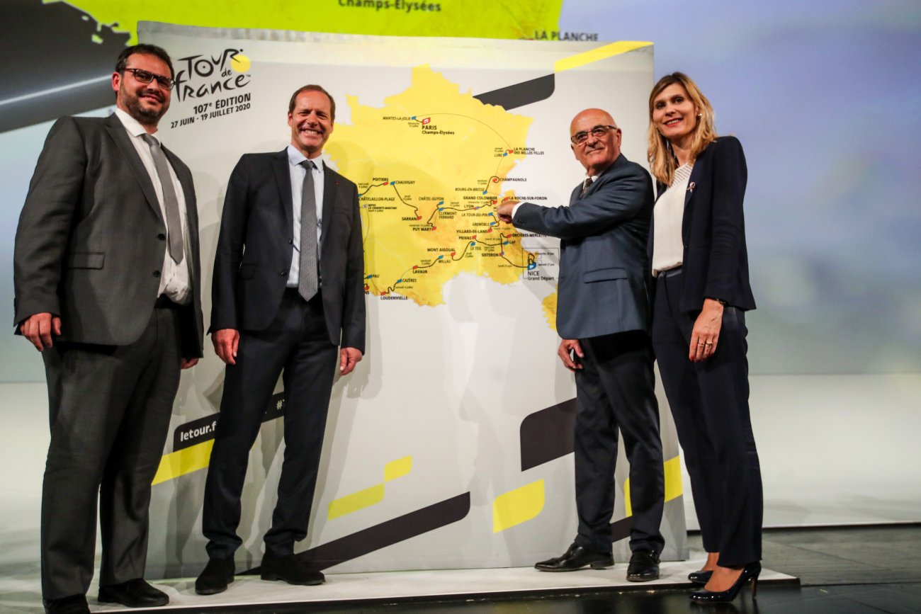 Christian Monteil, Virginie Duby-Muller, Sébastien Maure et Christian Prudhomme devant la carte du parcours du Tour de France 2020