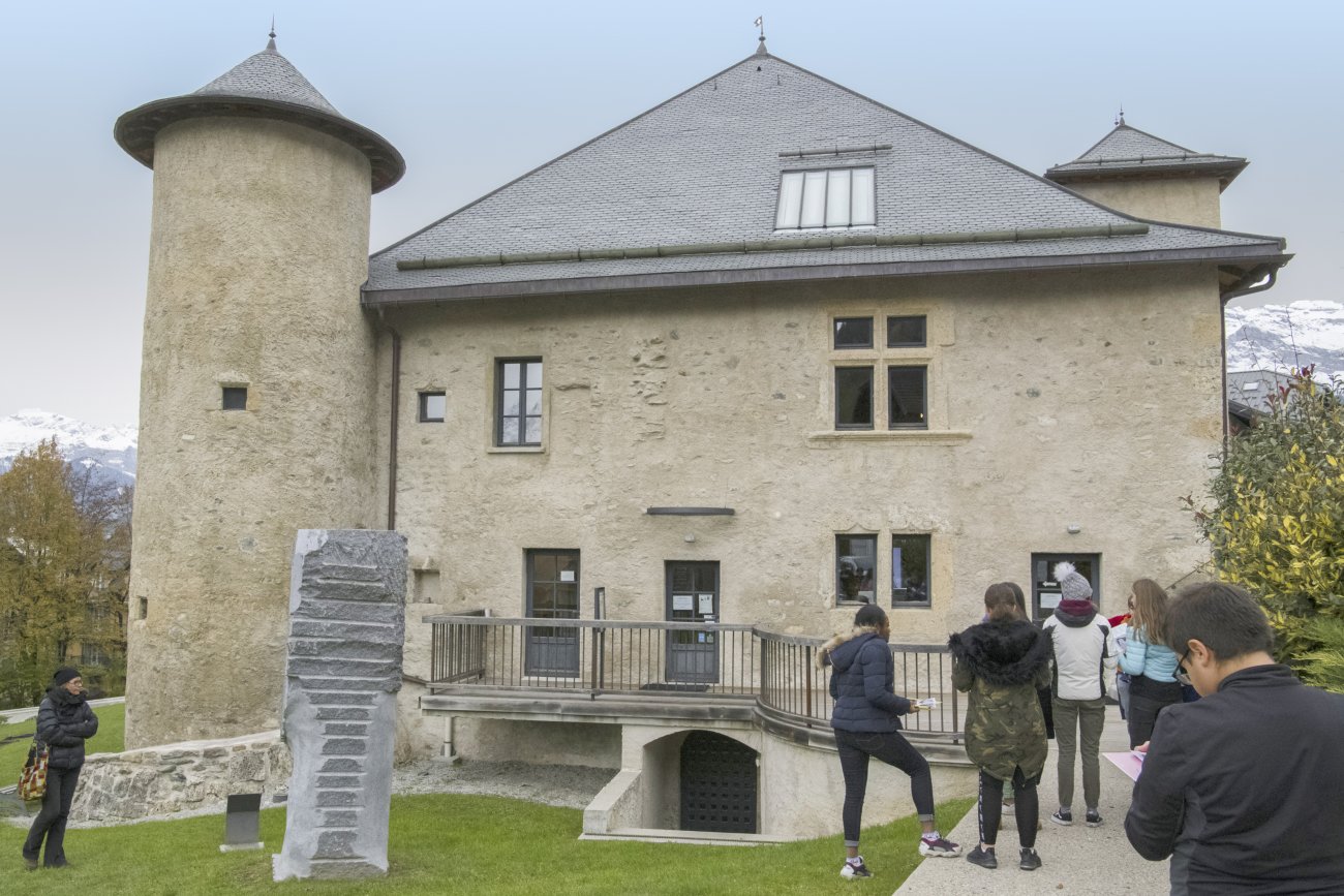 Des jeunes regardent la maison forte de Hautetour à Saint-Gervais-les-Bains.