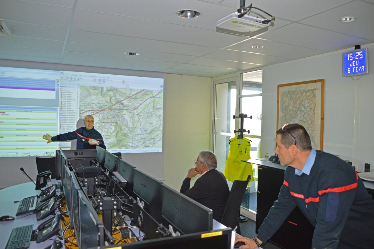 Deux pompiers dans la salle de régulation du SDIS de Haute-Savoie.