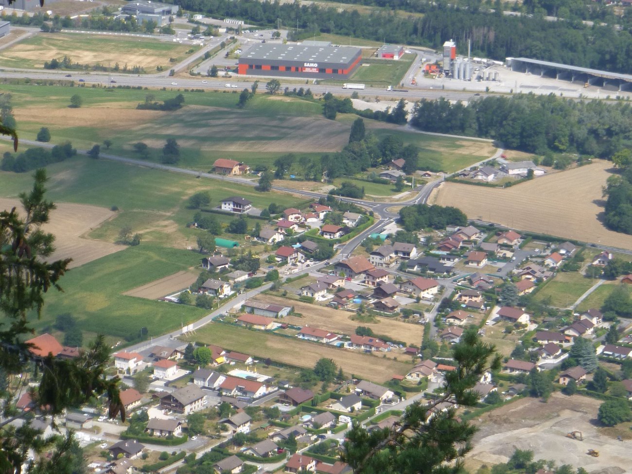 Vue aérienne du carrefour giratoire de Thuet à Bonneville