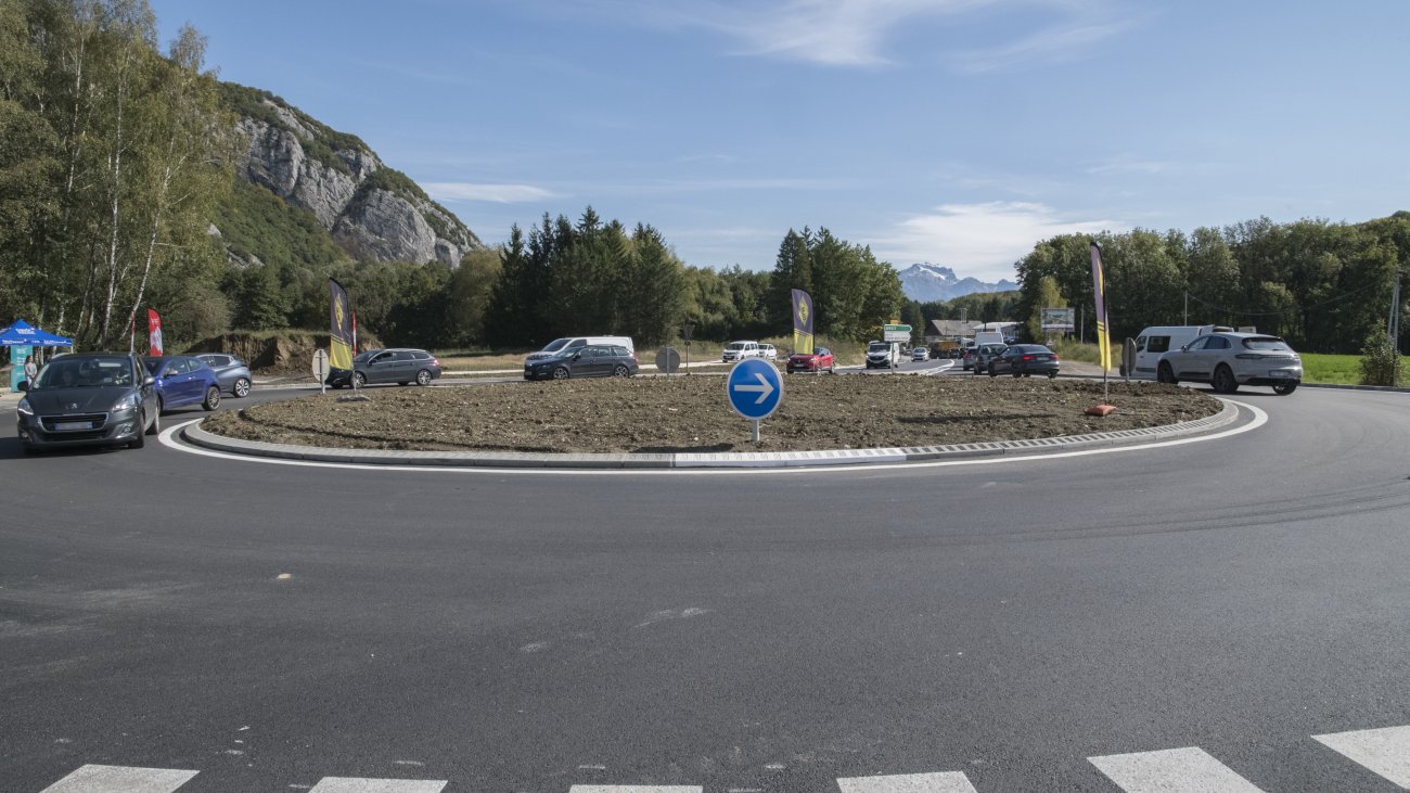 Carrefour giratoire à l'intersection des RD 1508 et 17 à Sillingy (Haute-Savoie)