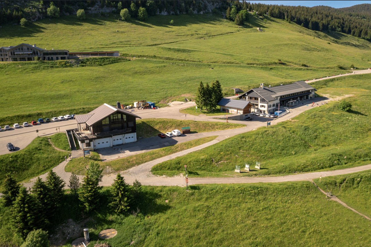 Vue aérienne de la Maison du Plateau, sur le plateau des Glières. © Dep74 - Y. Cerrutti