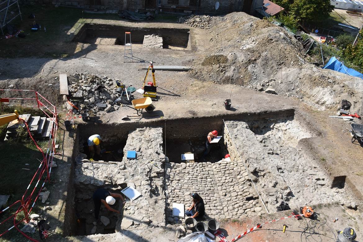 Fouilles archéologiques du château des Sires du Faucigny à Bonneville en 2018.