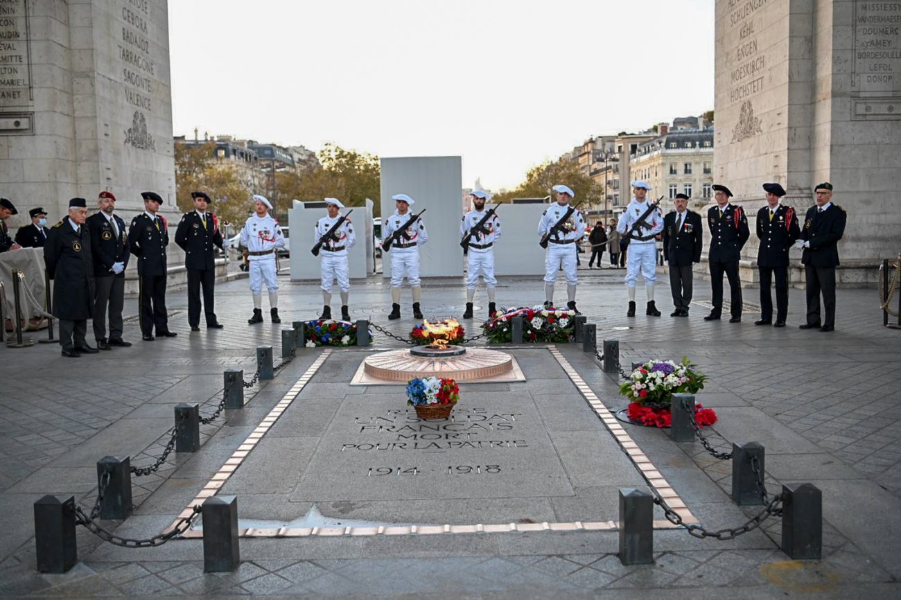 27e BCA à Paris sous l'Arc de Triomphe pour récupérer la flamme le 9 novembre