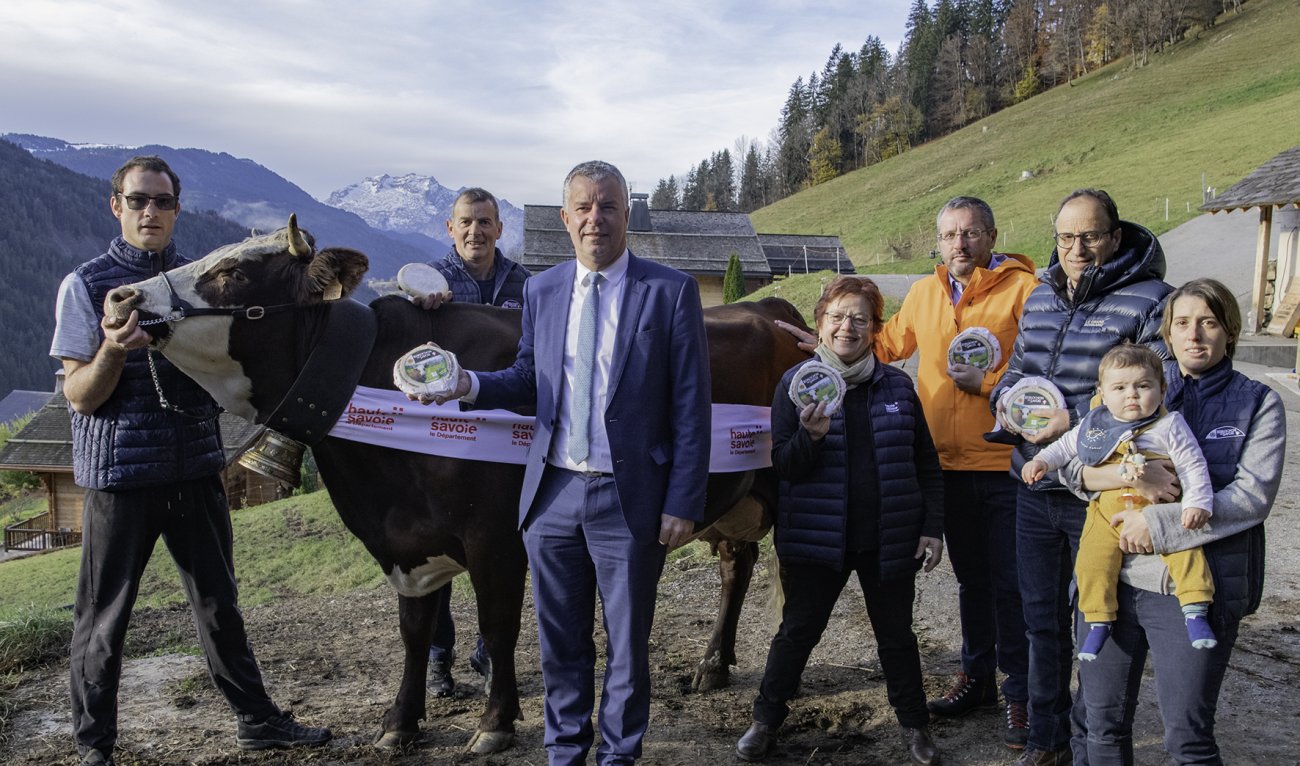 vache égérie entourée des agriculteurs et des élus 