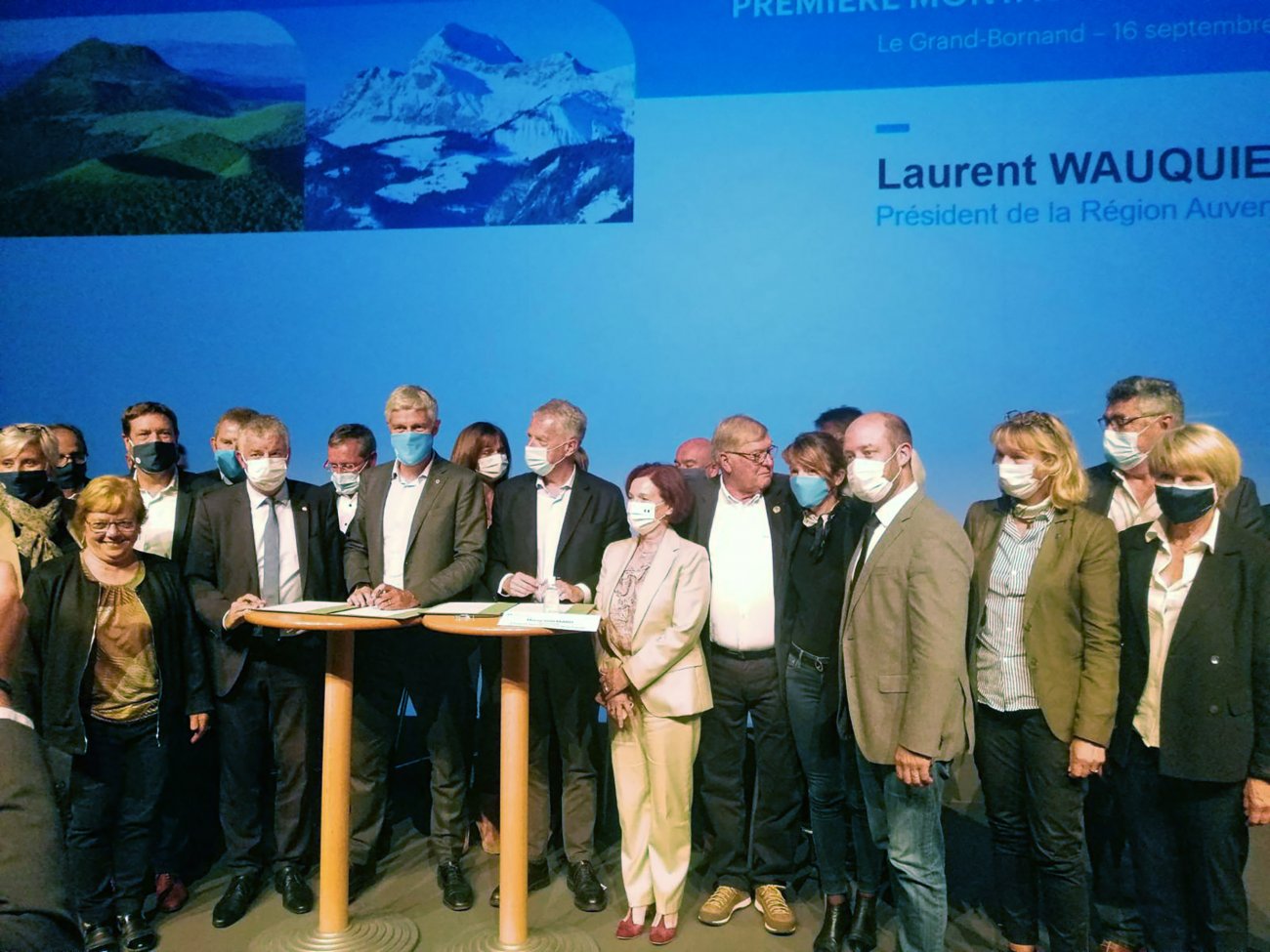Signature convention entre Laurent Wauquiez pour la Région et Martial Saddier pour le Département, en faveur du "Savoir skier" pour les jeunes