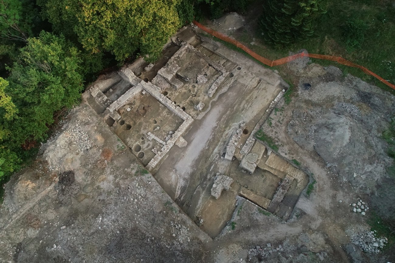 Vue aérienne du chantier de fouilles du château médiéval de Clermont, été 2021