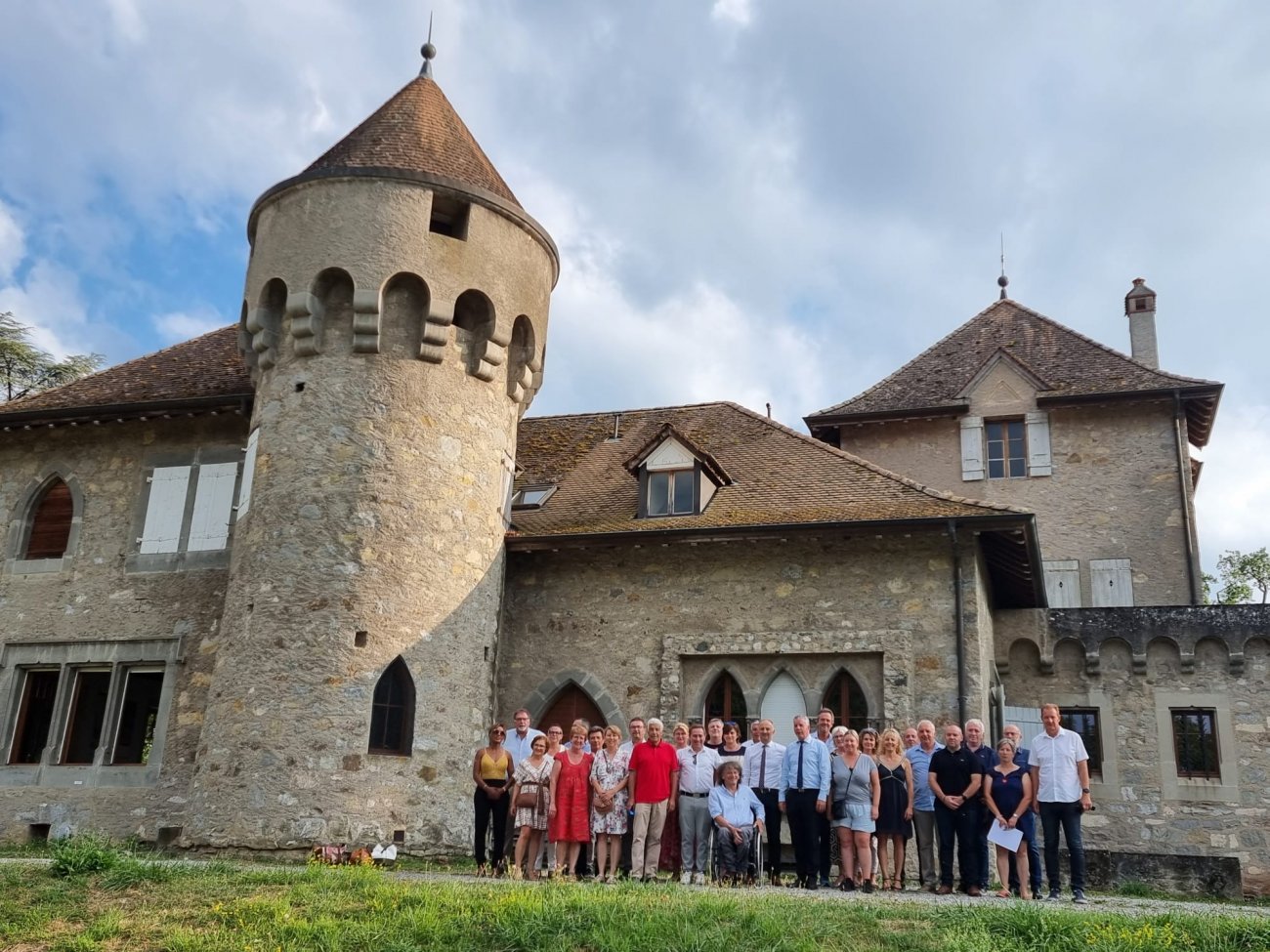 Les conseillers départementaux et les élus locaux du canton de Sciez posent devant le manoir de Rovorée le 23 juillet 2022.