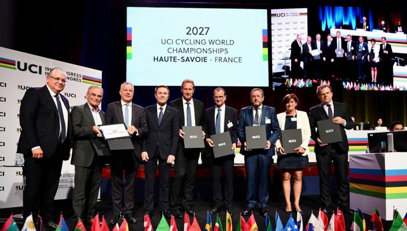 La délégation française après l'officialisation des Championnats du Monde de Cyclisme 2027  ©UCI