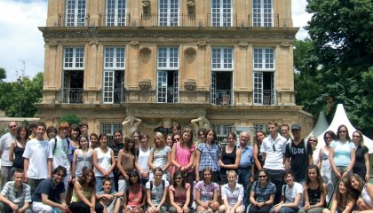 Groupe de jeunes pris en photo autour d'une fontaine lors d'un déplacement scolaire. Voyage des lauréats du Concours Nationale de la Résistance et de la Déportation.