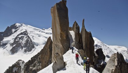 Alpinisme, arête des Cosmiques dans le massif du Mont-Blanc