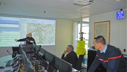 Deux pompiers dans la salle de régulation du SDIS de Haute-Savoie.