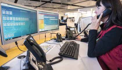 Une opératrice téléalarme du Département de la Haute-Savoie répond à un appel au CTRA de Haute-Savoie
