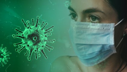 Montage photo d'une femme portant un masque et d'un virus