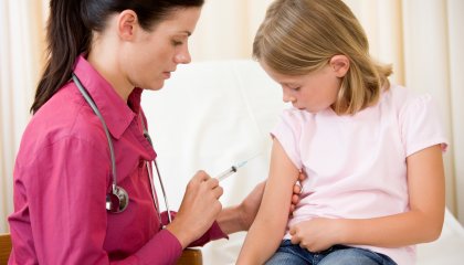 Vaccination d'une enfant en PMI
