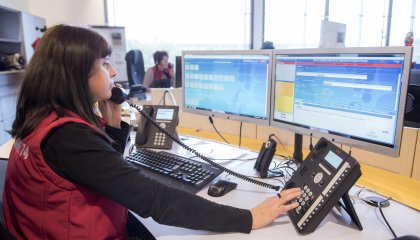 Une opératrice téléalarme du Département de la Haute-Savoie répond au téléphone au CTRA de Haute-Savoie. 