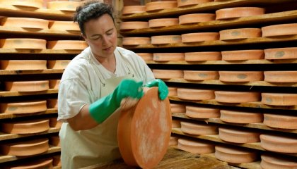 Productrice de fromage Abondance AOPG dans sa cave