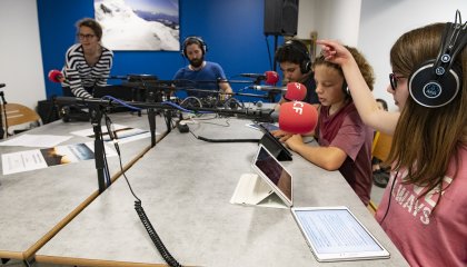 Des collégiens réalisent une émission de radio en direct à Saint-Gervais-les-Bains le 23 mai 2019.