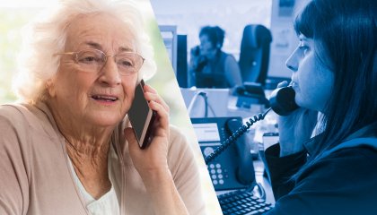 Image montrant une dame âgée et une jeune femme au téléphone. 
