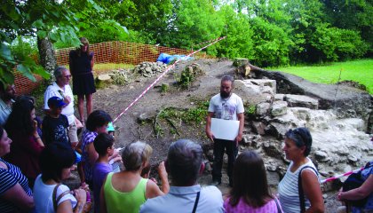 Un archéologue mène une visite du chantier de fouilles du site médiéval du château de Clermont-en-Genevois
