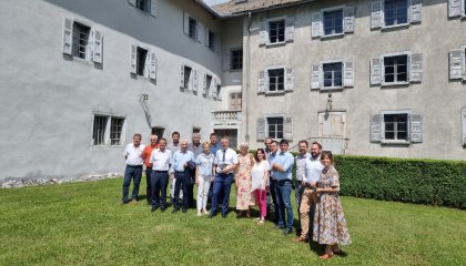 Les conseillers départementaux et les élus locaux du canton de Cluses posent devant la façade du logis abbatial à Sixt-Fer-à-Cheval.