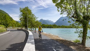 Cyclistes, rive Est du lac d’Annecy