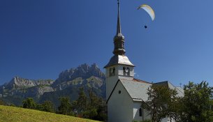 Vue extérieure de l'église de Cordon, Haute-Savoie. 