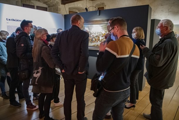 Des visiteurs regardent le tableau "Le Massacre des Innocents" au Musée-Château d'Annecy le 14 octobre 2020.
