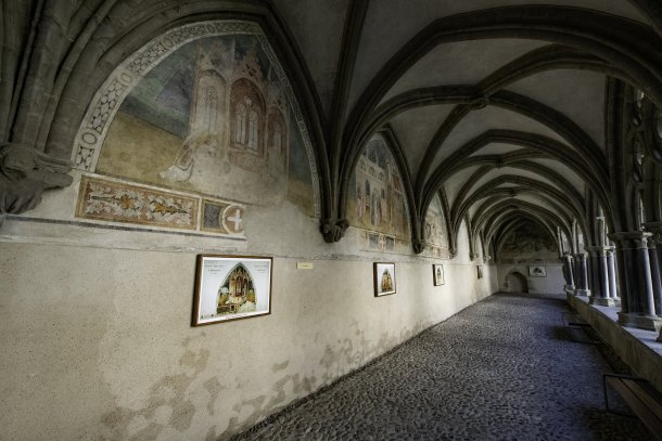 Vue générale des peintures murales du cloître de l'abbaye d'Abondance en Haute-Savoie