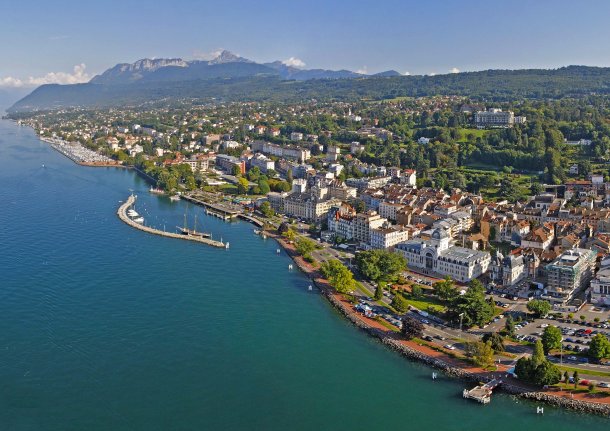 Vue aérienne des rives du lac Léman à Évian-les-Bains : au premier plan, le Palais Lumière, au second plan, le port 