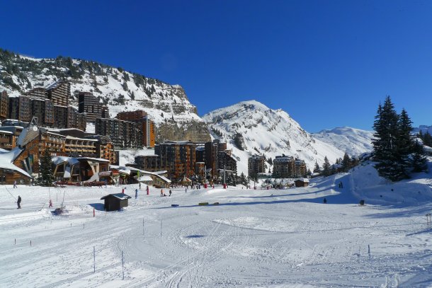 Avoriaz, station de ski de 3e génération en Haute-Savoie, intégrée au domaine des Portes du Soleil entre Suisse et France. © CAUE 74