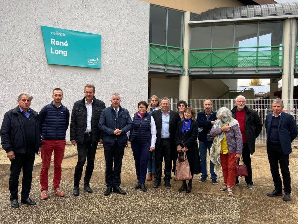 Les Conseillers départementaux et les élus locaux du secteur d'Alby-sur-Chéran posent devant le collège René Long à Alby-sur-Chéran, le 30 octobre 2021