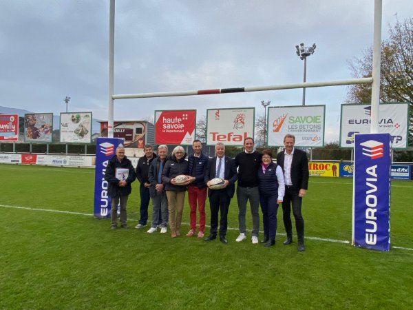 Les Conseillers départementaux posent sur le terrain de rugby du stade des Grangettes à Rumilly le 30 octobre 2021