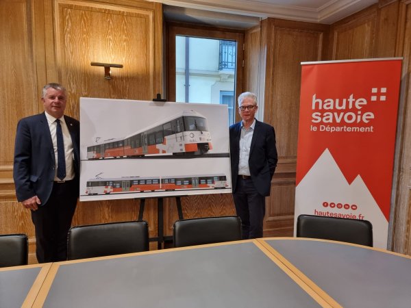 Présentation des nouvelles rames du Tramway du Mont-Blanc par Martial Saddier et Jean-Marc Peillex le 26 novembre 2021 à Saint-Gervais-les-Bains.