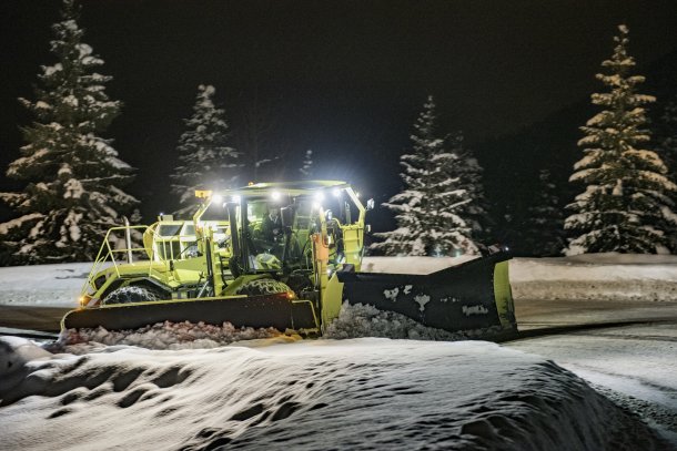 Un chasse-neige en service de nuit sur la RD 106 en Haute-Savoie