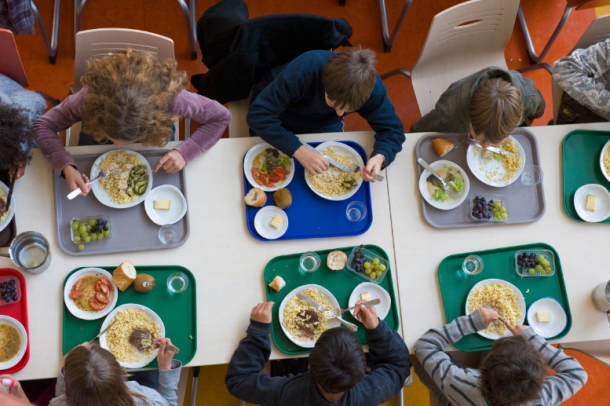 6 élèves mangent leur déjeuner.