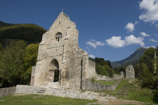 Abbaye Sainte-Marie d'Aulps : vestiges de la façade