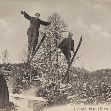 2 hommes font des sauts en ski
