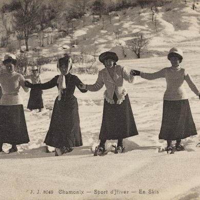 4 femmes font du ski en costumes d'époque 