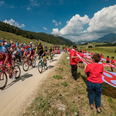 Coureurs du Tour de France sur le chemin du plateau des Glières et supporters.
